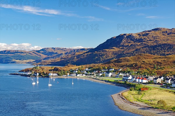 Bucht mit Segelbooten und dem kleinen Ort Kyle of Lochalsh