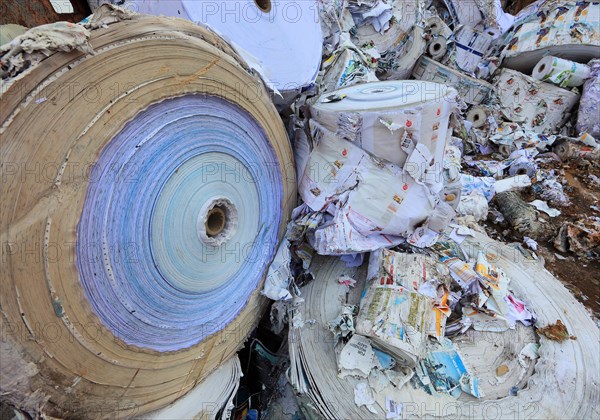 Altpapier fuer das Recycling in einem Recyclingbetrieb