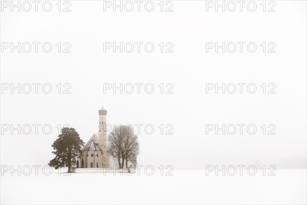 Kirche Sankt Coloman im Winter mit Nebel