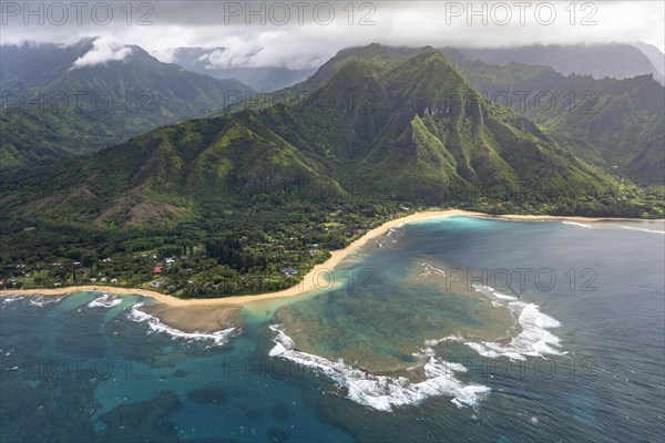 Luftaufnahme der Na Pali Coast und des Haena State Park