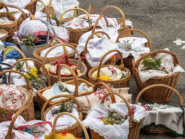 Festlich geschmueckte Osterkoerbe fuer die Osterspeisensegnung