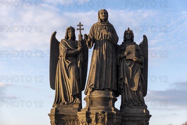 Heiliger Franz von Assisi mit zwei Engeln