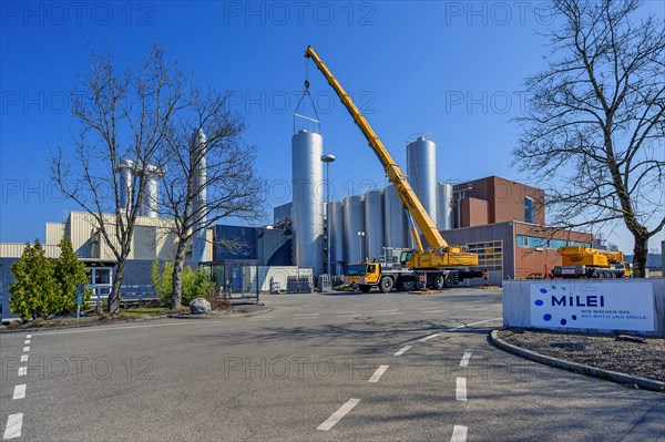 Autokran bei Fabrik