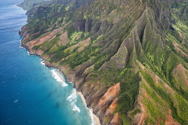 Luftaufnahme der zerkluefteten Na Pali Coast