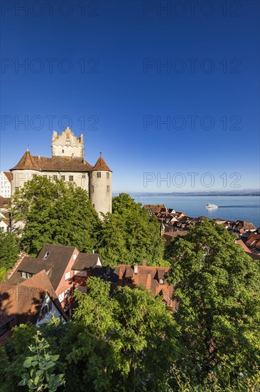 Burg Meersburg und Ausflugsdampfer