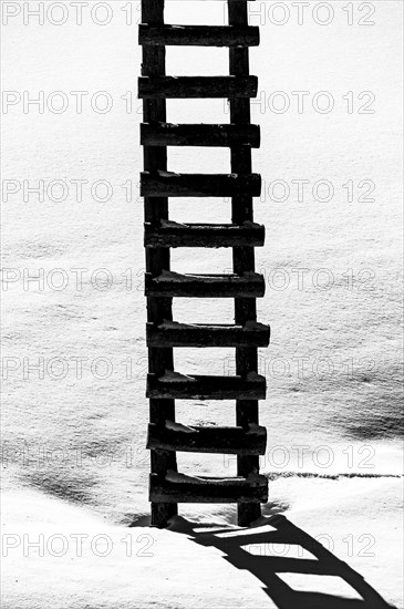 Leiter an Jaegerstand in winterlicher Landschaft