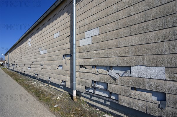 Altes Fabrikgebaeude mit beschaedigter Wand