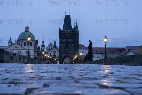 Karlsbruecke mit Altstaedter Brueckenturm und Kreuzherrenkirche