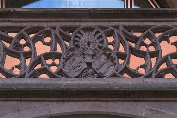 Wappenrelief an der Bruestung im Hof vom ehemaligen Krafftschen Haus