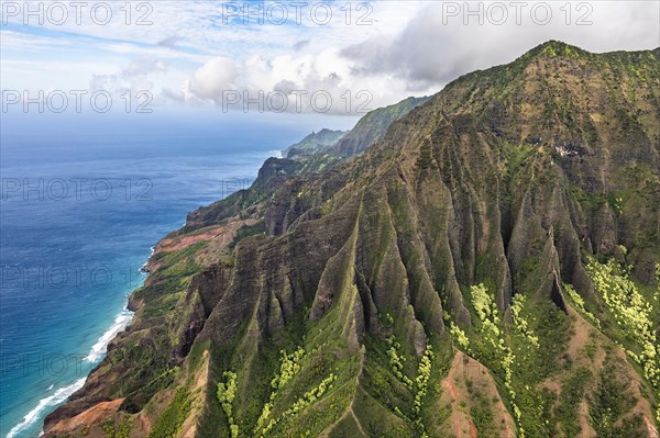 Luftaufnahme der zerkluefteten Na Pali Coast