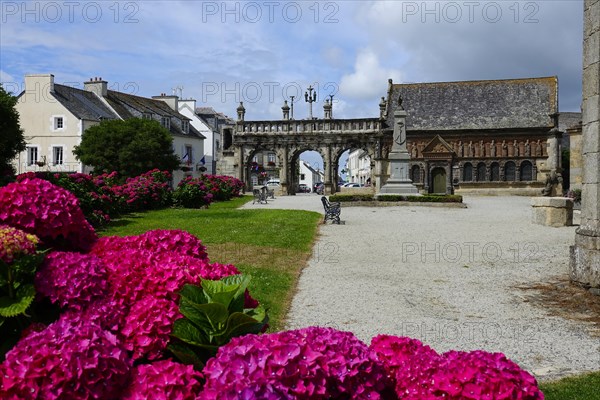 Arc de Triomphe Triumphal Arch and Ossuaire Ossuary with statues of the Apostles