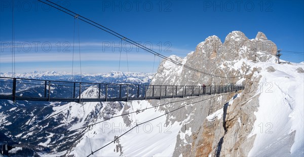 Blauer Himmel ueber alpiner Winterlandschaft