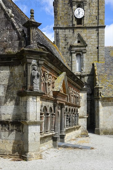 Ossuaire ossuary with statues of the apostles