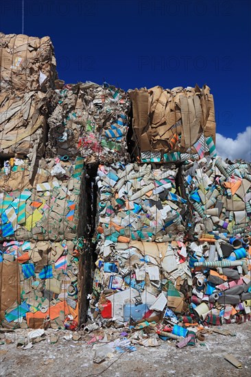 Altpapierballen in einem Recyclingbetrieb