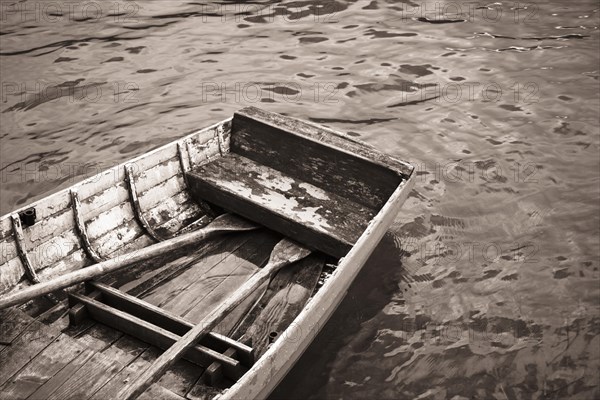 Leeres Ruderboot am Seeufer