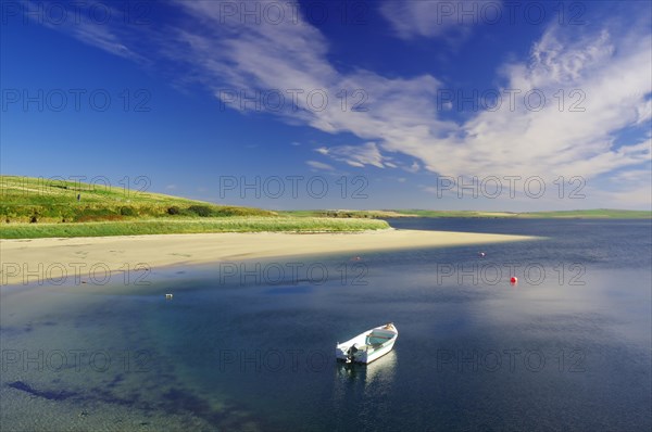 Kleines Boot in einer glasklaren Bucht