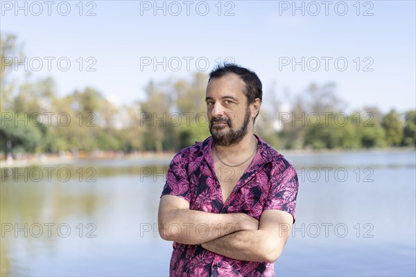 Bearded mature man wearing a fuchsia shirt