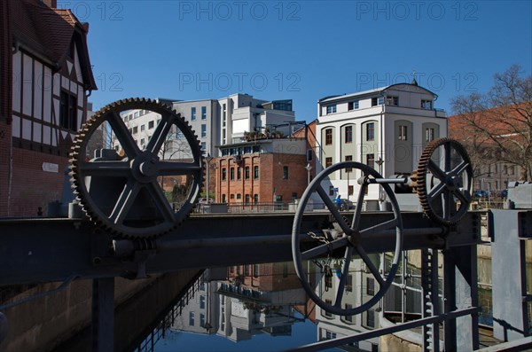 Wheels for regulating the weir at the Muehlgraben and houses in the street Am Spreeufer