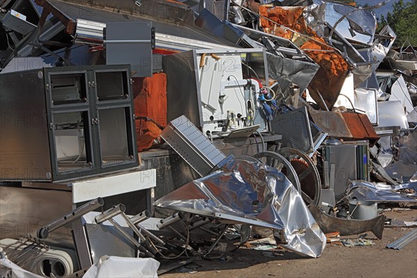 Metallabfaelle gewerblicher Art auf einer Schrotthalde in einem Recyclingbetrieb