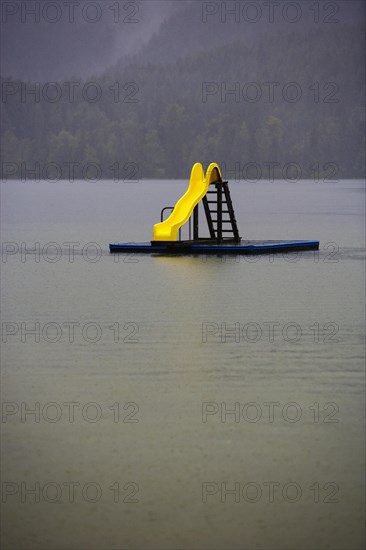 Leere Wasserrutsche im Wasser bei Regenwetter