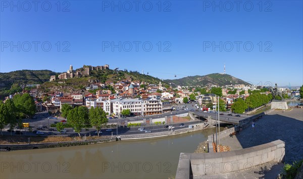 Blick von der Metechi Kirche auf die Altstadt und zur Festung Nariqala