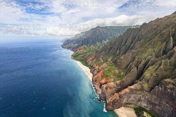 Luftaufnahme der zerkluefteten Na Pali Coast