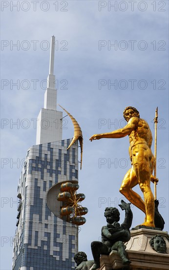 Neptun Brunnen mit derTechnische Universitaet mit Riesenrad am Turm