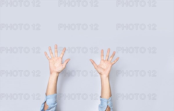 Man hands counting five