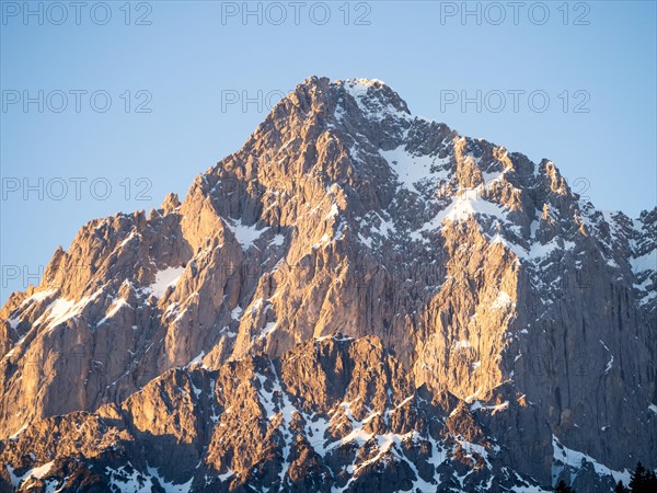 Dachsteingebirge mit Abendlicht auf dem Gipfel des Torstein