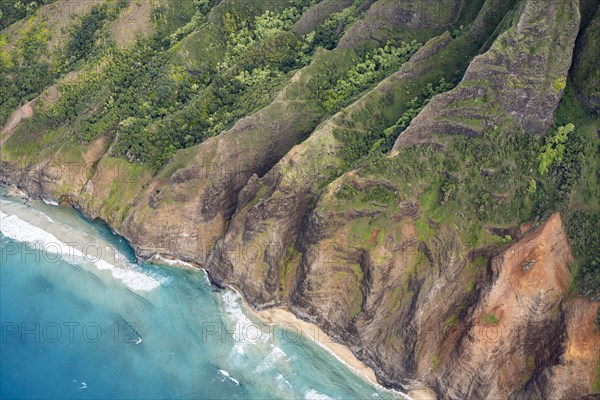 Luftaufnahme der zerkluefteten Na Pali Coast