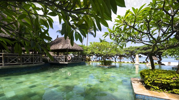 Luxushotel La Pirogue Resort & Spa mit tropische Hotelanlage