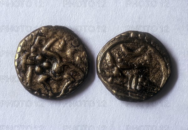 16th century coin Tiruvancore Thira Kasu Siting man Obverse
