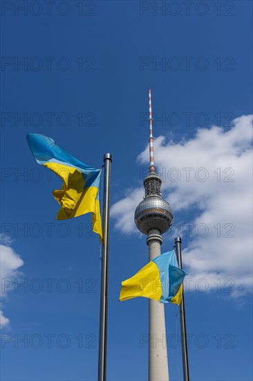 Die Ukrainische Nationalflagge vor dem Berliner Fernsehturm am Alexanderplatz