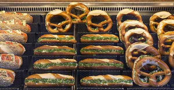 Belegte mini baguettes und belegte Brezeln in der Auslage eines Cafes