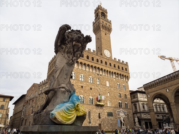 Loewenstatue und Torso in den Farben der Ukraine