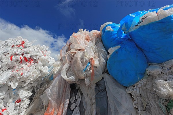 Ballen mit Plastikfolien fuer das Kunststoffrecycling in einem Recyclingbetrieb