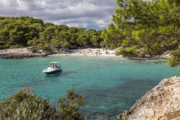 Yacht vor dem Strand Cala Turqueta