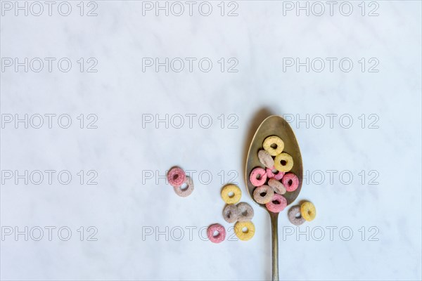 Fruit-flavoured cereal rings in spoon