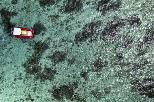 The reef with a boat in front of the beach of Flic en Flac