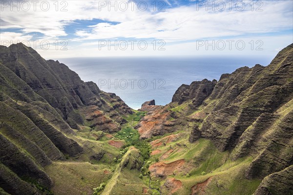 Luftaufnahme der zerkluefteten Na Pali Coast