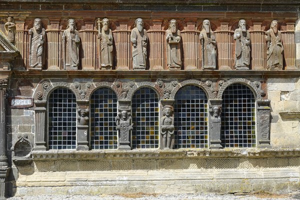 Ossuaire ossuary with statues of the apostles