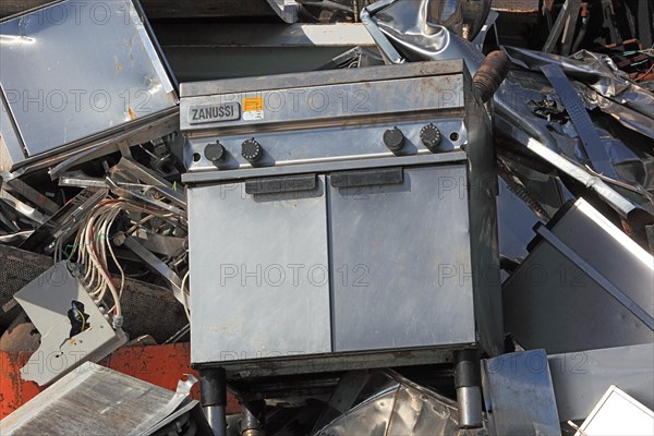 Metallabfaelle gewerblicher Art auf einer Schrotthalde in einem Recyclingbetrieb