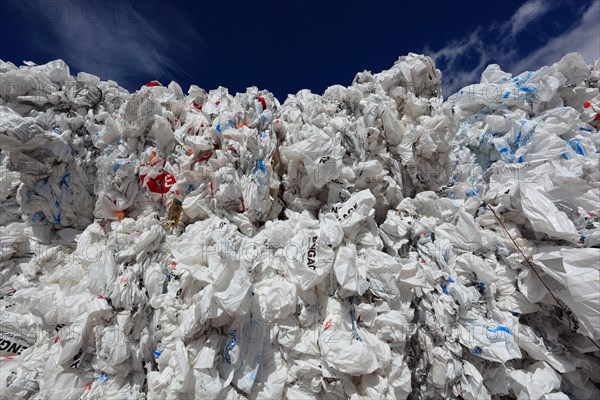 Ballen mit Plastikfolien fuer das Kunststoffrecycling in einem Recyclingbetrieb