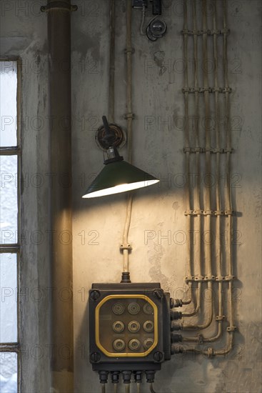 Wandlampe und ein Kalender von 1991 in einer historischen Dreherei