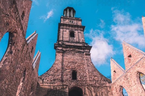 Die Aegidienkirche mit ihrem im zweiten Weltkrieg zerstoerten Dach