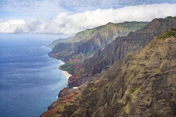 Luftaufnahme der zerkluefteten Na Pali Coast