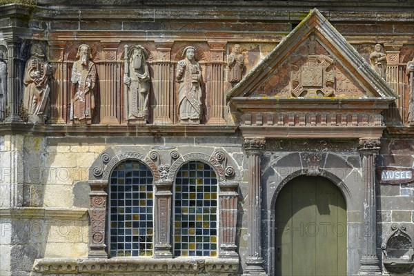 Ossuaire ossuary with statues of the apostles