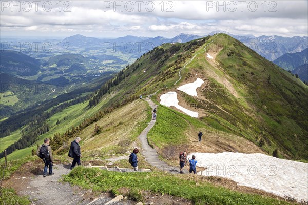 Ridge hiking trail Fellhorngrat between Fellhorn summit and Soellerkopf