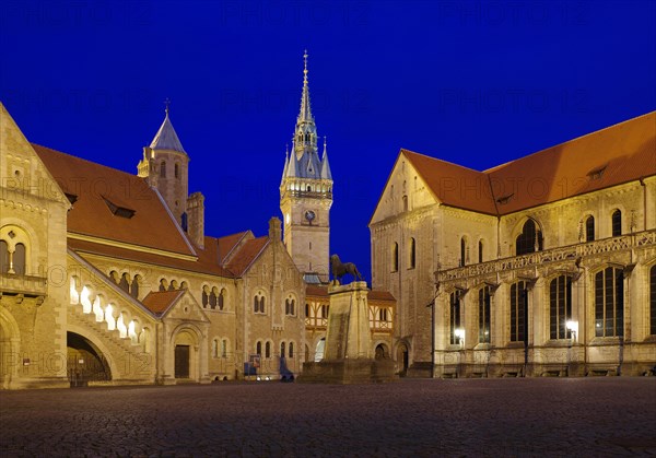 Burgplatz mit Loewendenkmal