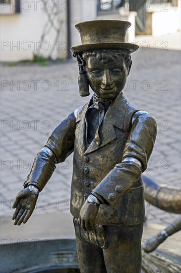 Figur mit bweglichen Gliedmassen auf dem Kinderfest-Brunnen von Bonifatius Stirnberg